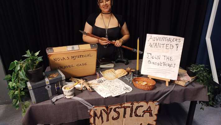 Keyla Cabral-Meermans bij the Land of Mystica stand