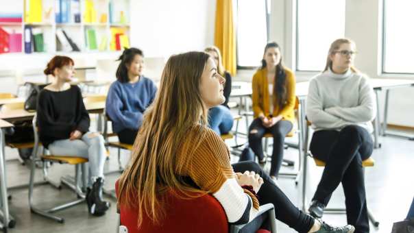 Studenten Pedagogiek luisteren naar elkaar in een kring 