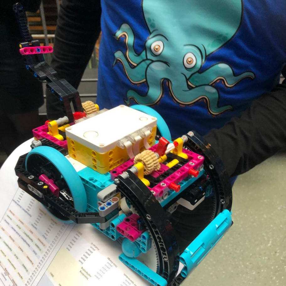 494891 Een jongen met een octopus op zijn trui houdt een lego auto vast tijdens de region finale van de Lego League 2023
