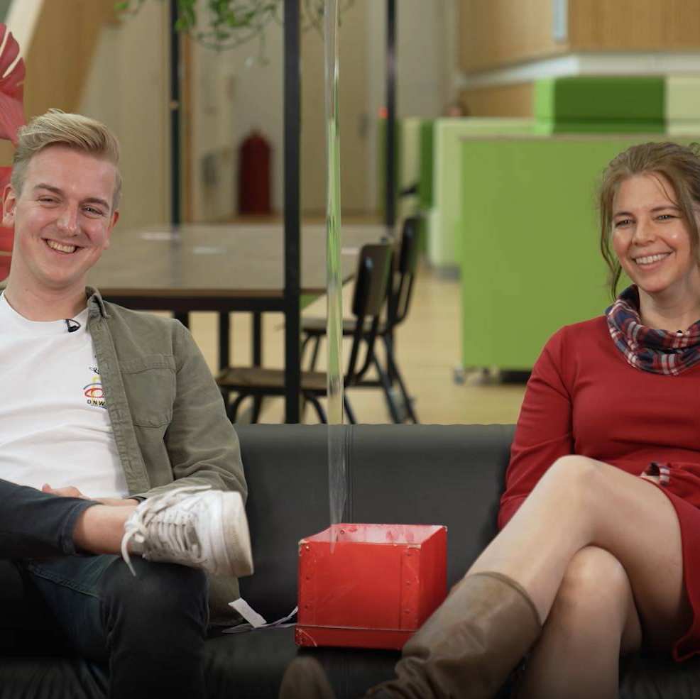 306678 still studenten MVT Alja en Thijs uit bankvideo