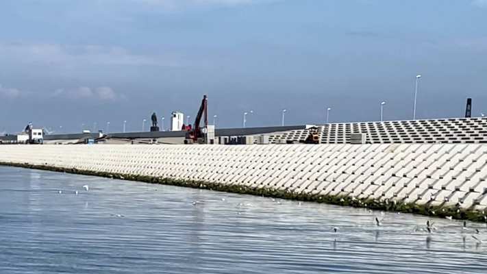 453882 project dijkverhoging afsluitdijk. De Afsluitdijk is versterkt met Quattroblocks