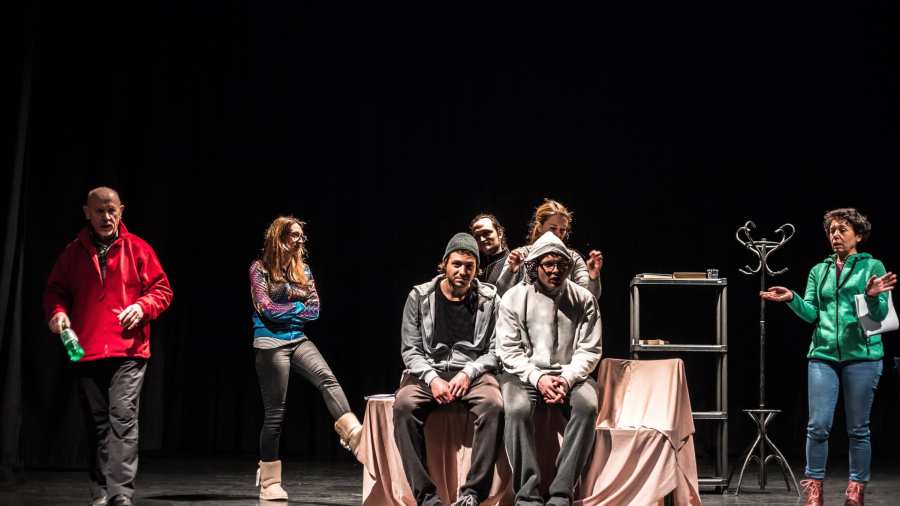 Acteurs theatervoorstelling op podium