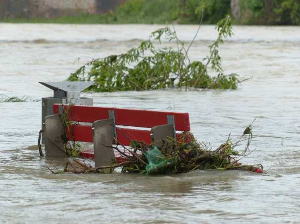 339977 een bankje dat last heeft van een overstroming.