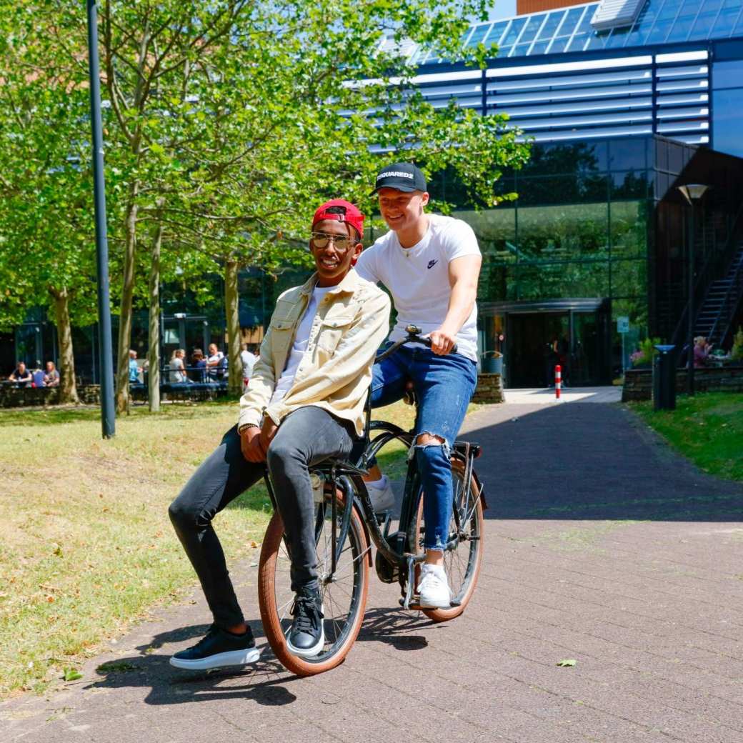 35031 Twee studenten op fiets campus Nijmegen