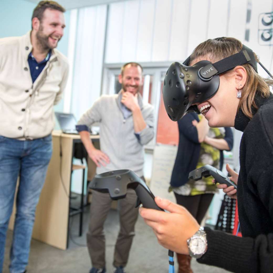 studenten met VR-bril op