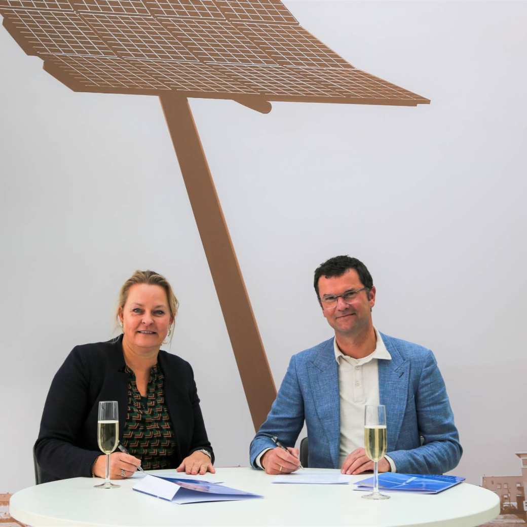 390605 Astrid Hoge en Rinke van de Rhee ondertekenen de samenwerkingsovereenkomst van de HAN en Alliander