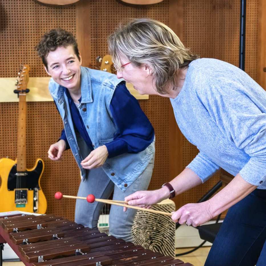 een docent en een student van de han master vaktherapie muziektherapie maken samen muziek op de marimba