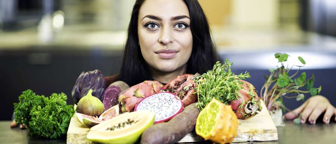 hoofd student scherp achter groente en fruit op tafel