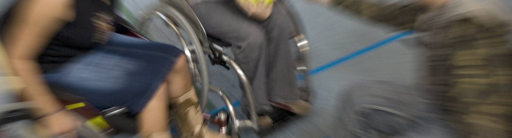 102280 mindervalide jongeren spelen rolstoelbasketbal in de gymzaal van hun tehuis