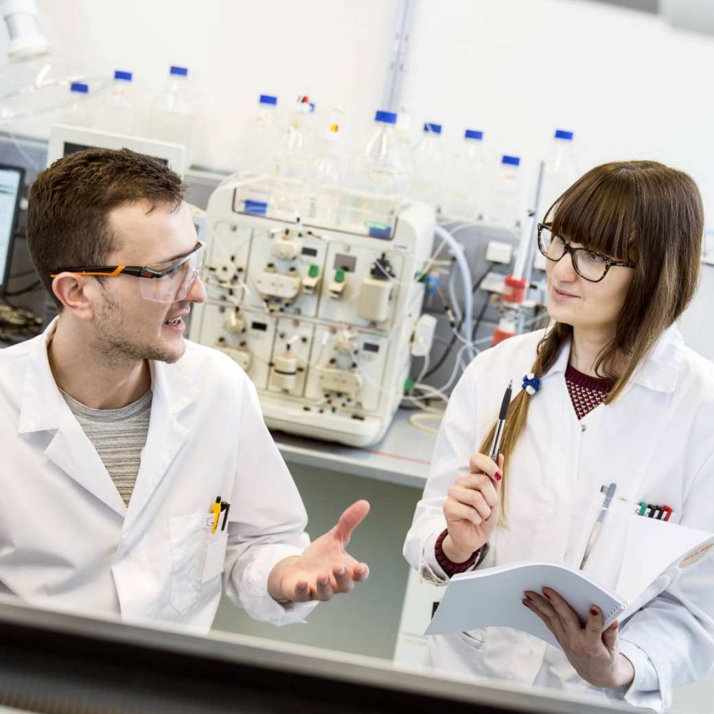 Deeltijdstudenten werken samen in een laboratorium op de HAN.