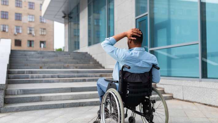 444843 rolstoelgebruiker die de trap niet op kan. Inclusie. APS