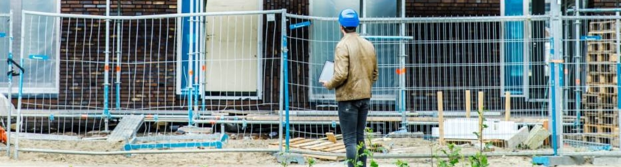 Een deeltijdstudent in de bouw inspecteert zijn werkplek.