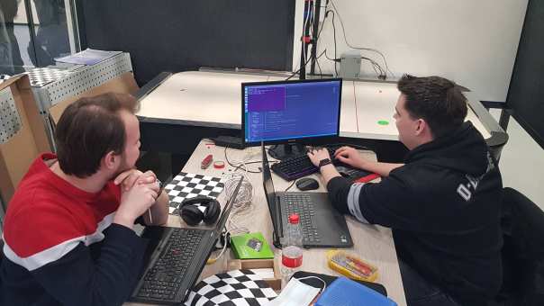 370552 Studenten Embedded Systems Engineering aan de slag met hun Air hockey project voor de minor Embedded Vision Design and Machine Learning