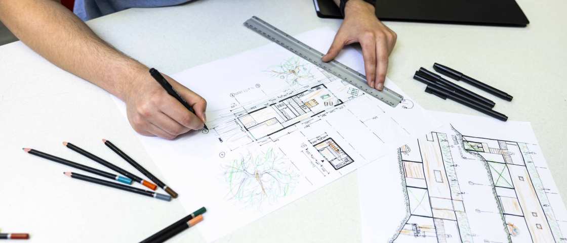 424855 bouwkunde student maakt een schets met potlood en papier