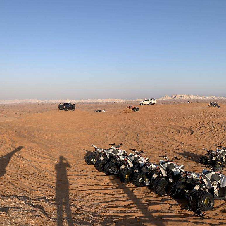 374378 Woestijn in Dubai met quads