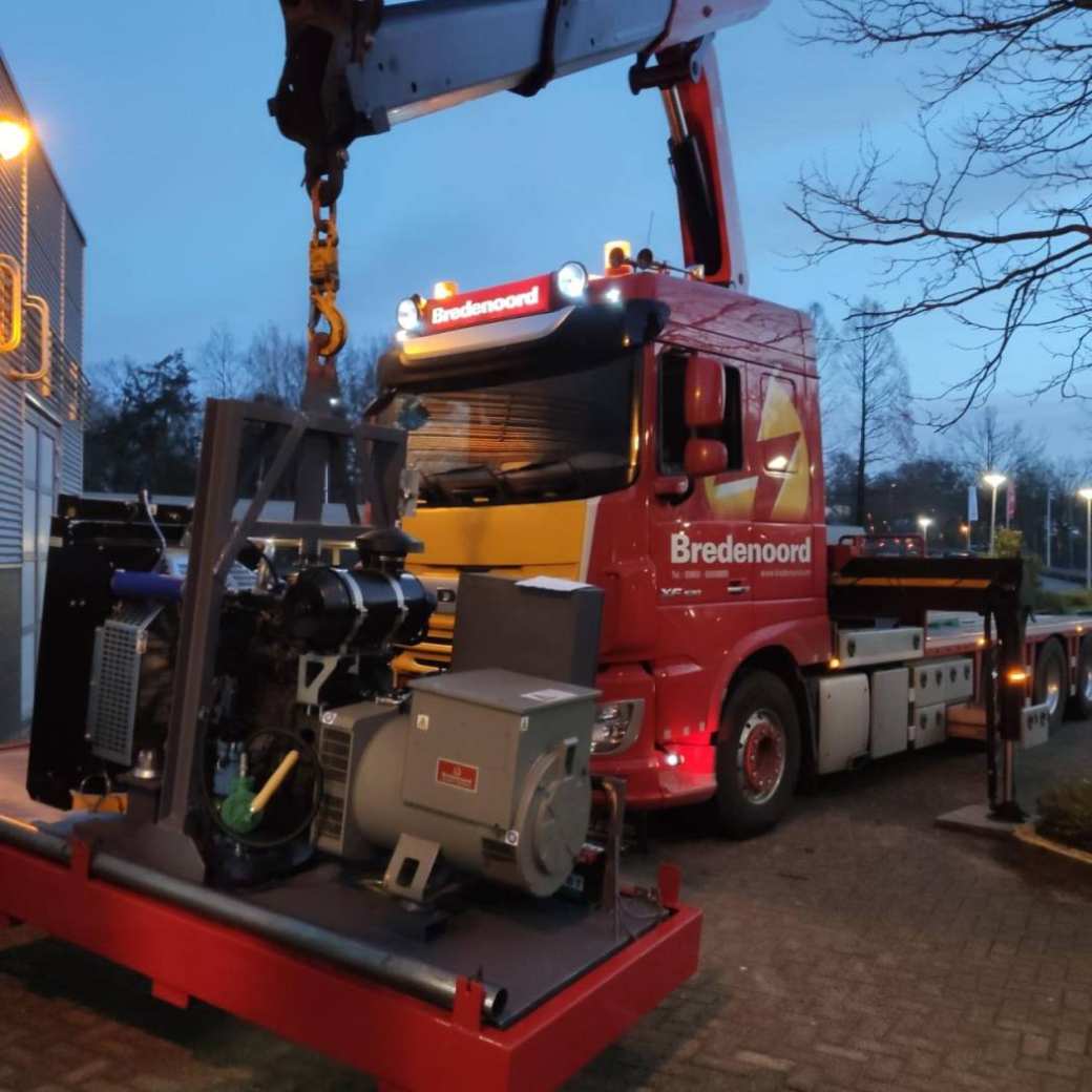 392143 Generatorset Bredenoord wordt naar binnen getackeld bij Engineering en Automotive