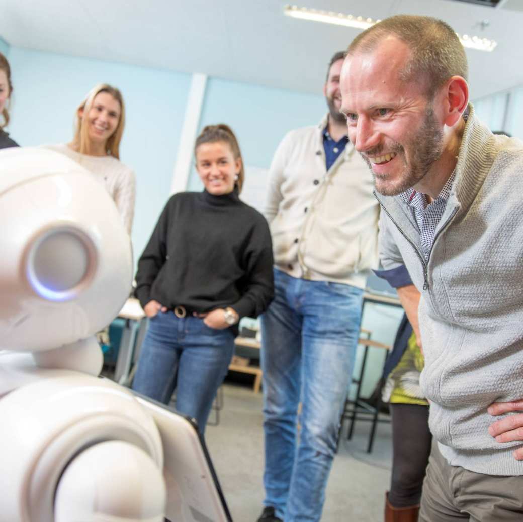 236876 studenten aan het werk met robot