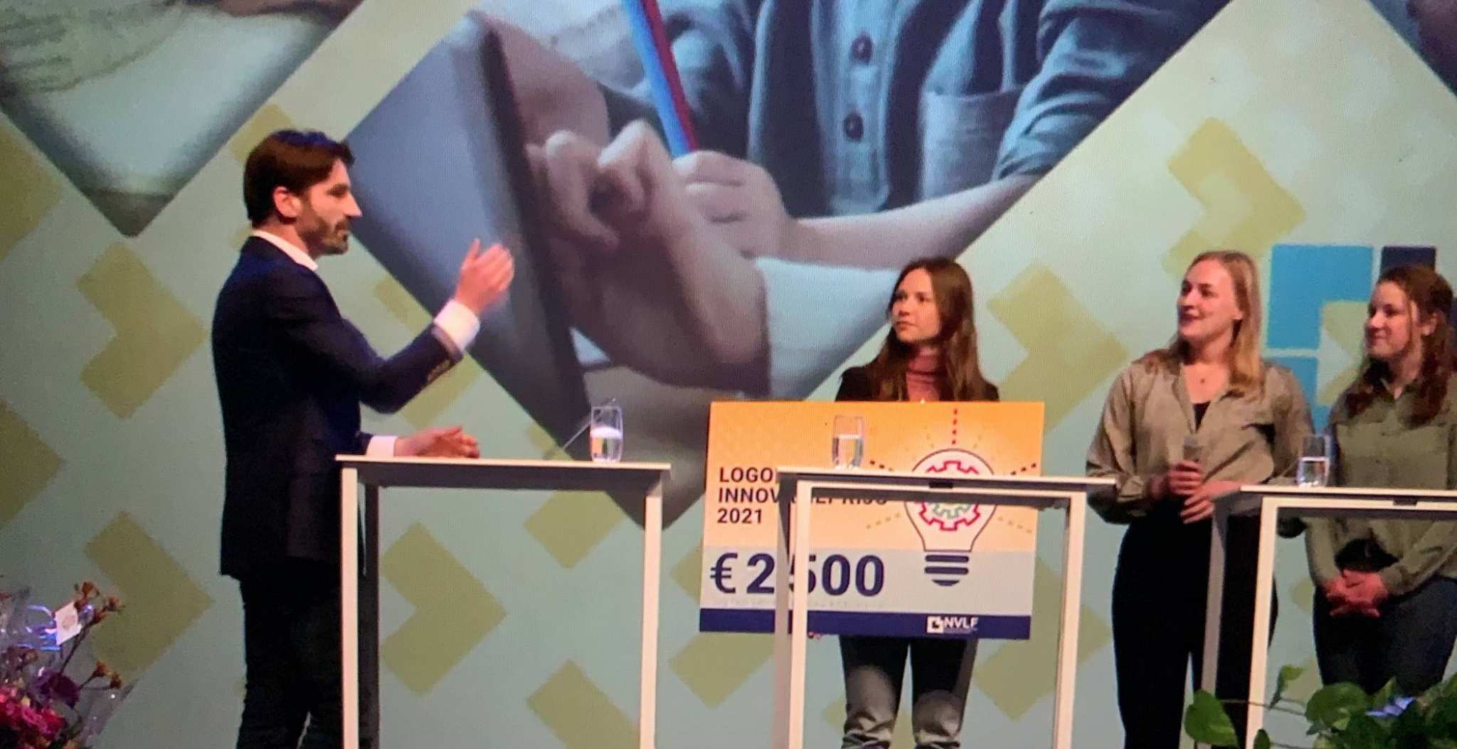 356512 Kiki Wijnands, Michelle van Alst en Anne Hendriks prijs ontvangst NVLF cheque winnaars