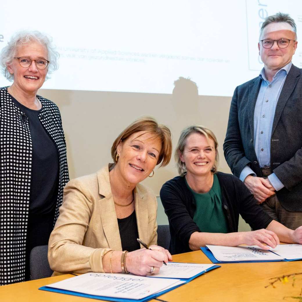 485392 Yvonne de Haan, Christine de Vries, Gerjanne ter Beest en Hans Schoo ondertekenen de samenwerkingsovereenkomst tussen de HAN en Rijnstate.