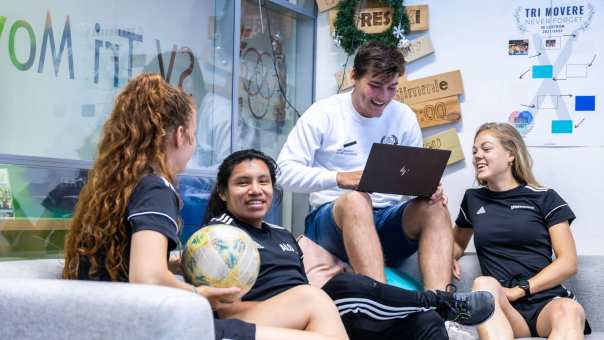 sportkunde en alo samen liggende foto studenten zitten binnen bij trimovere met laptop esteban carlijn tom 2022