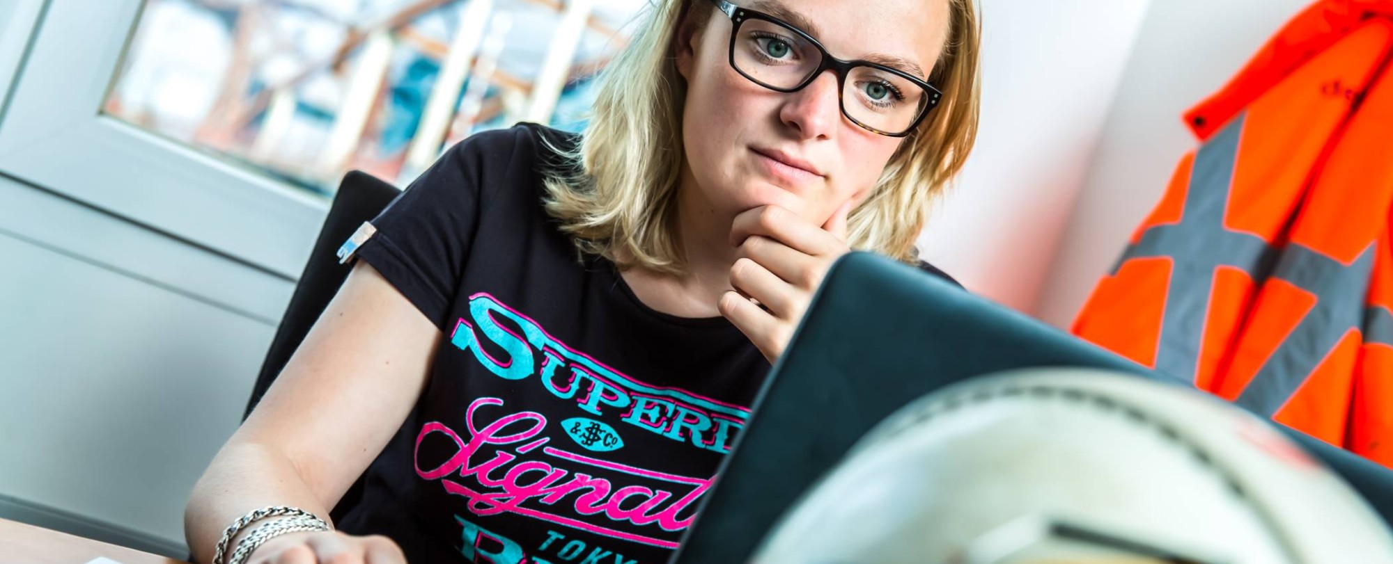 studente met bril werkt aan haar laptop