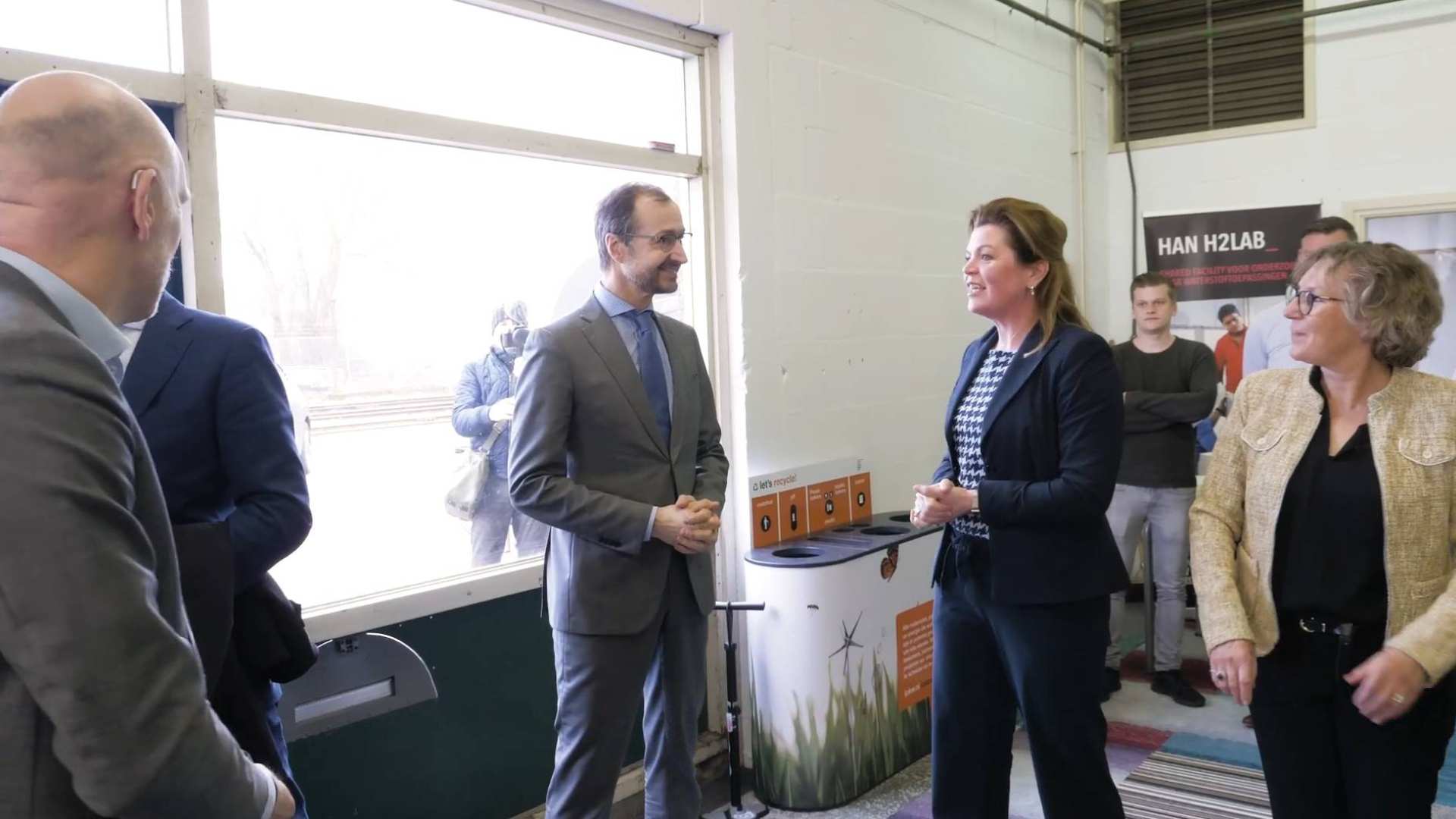 Minister Wiebes bezoekt het waterstoflab Still video