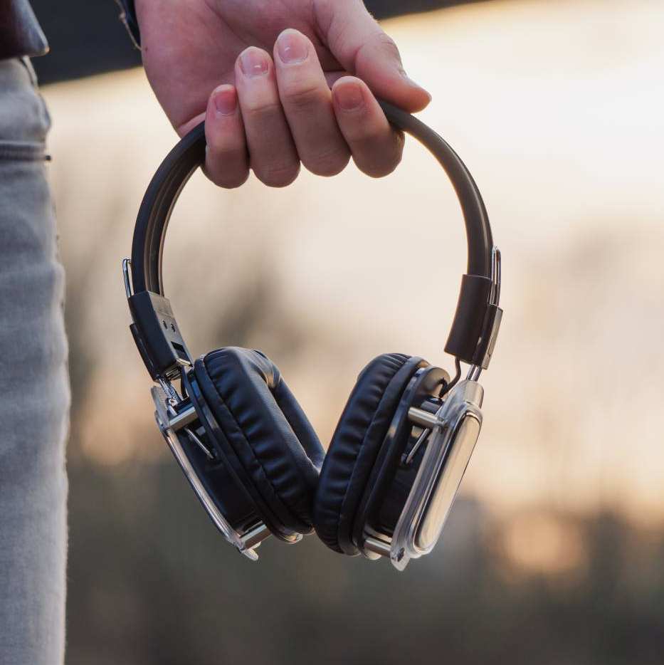 497230 Alumnus Technische Bedrijfskunde met een koptelefoon headphone in de hand