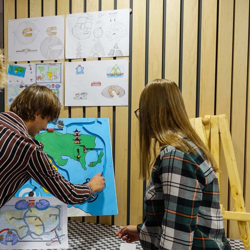 369926 Studenten Industrieel Product Ontwerpen presenteren hun wandbordspel voor kinderen van groep 7 en 8.