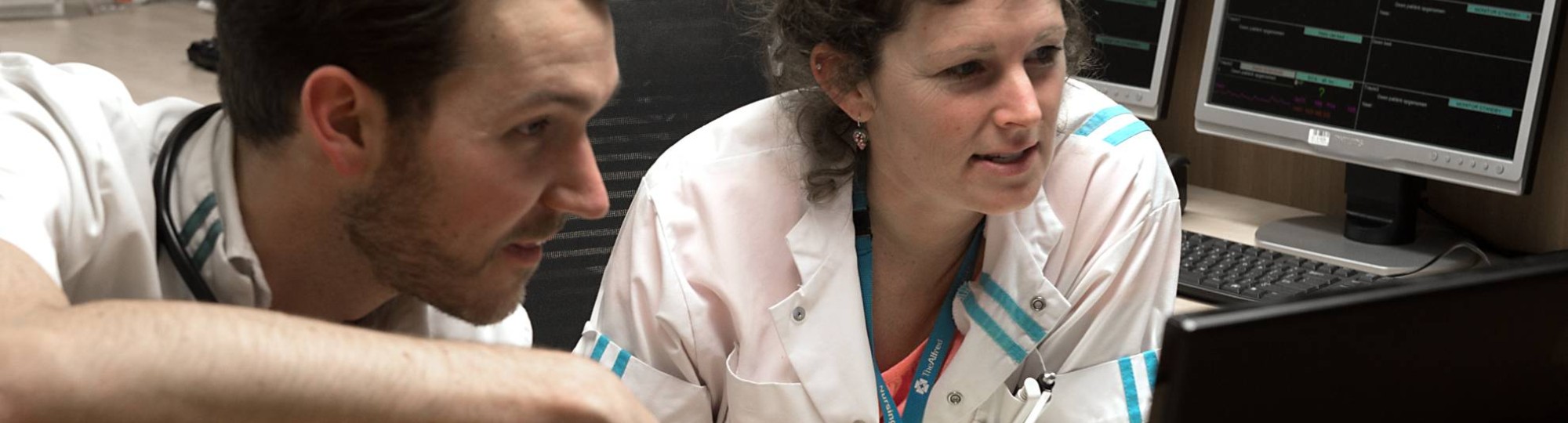 arts en een verpleegkundige overleggen over medisch beleid naar aanleiding van beeld op de hartmonitor