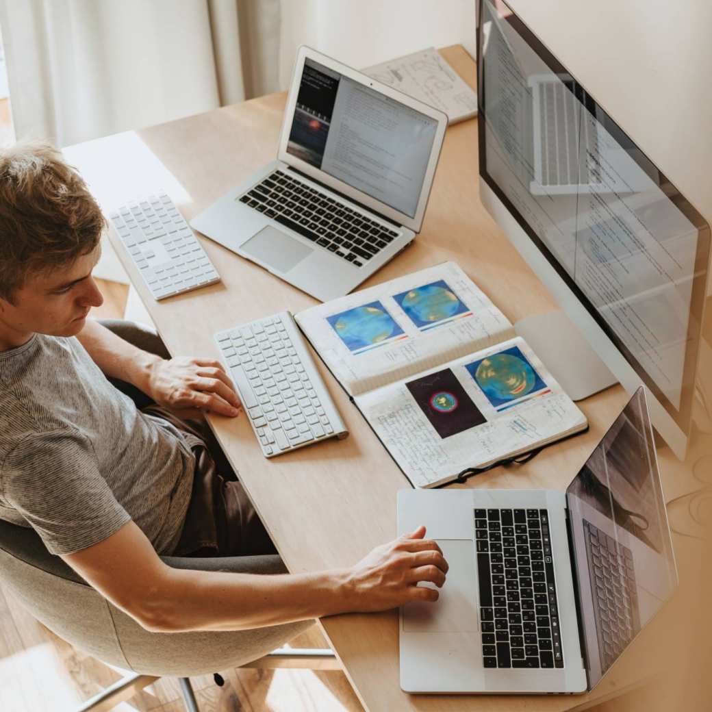 241059 Stockfoto, man met computer en laptops