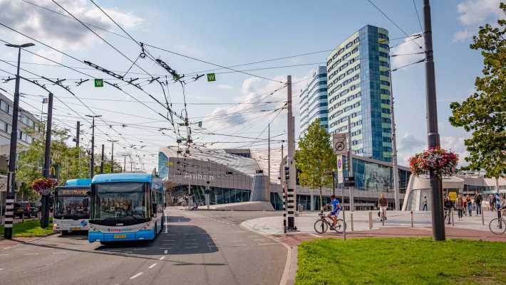 98879 Arnhem Centraal Station met trolleybussen