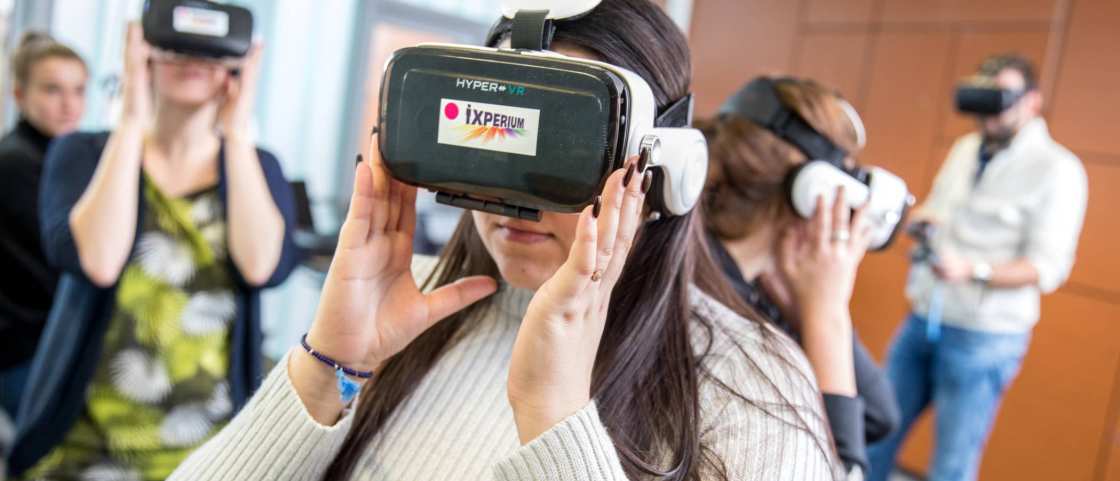 studenten met VR-bril op