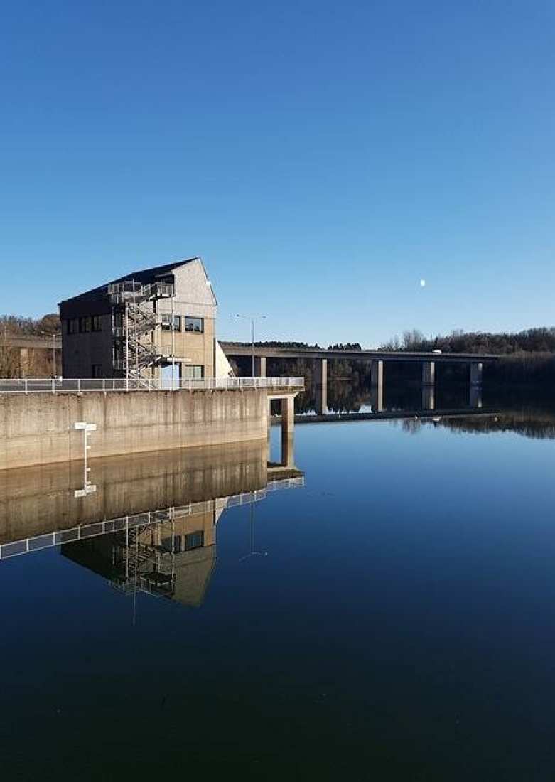 244103 De Wupper-dam dient om de Wupper te beschermen tegen overstromingen en om het niveau van laag water te verhogen.
