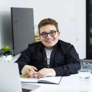 287622 Ferhat Sagsu, student met laptop