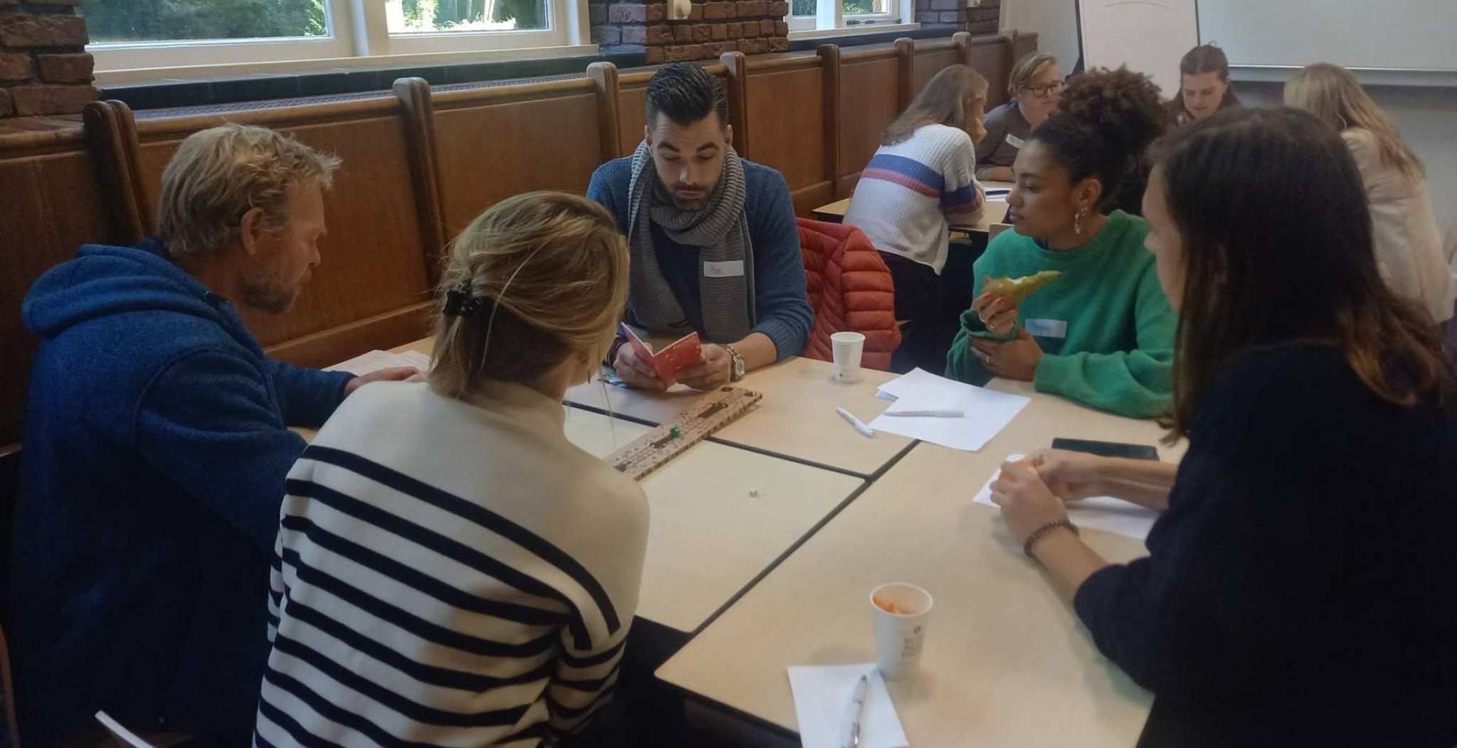Studenten, onderzoekers en werkveld in gesprek tijdens het dialoogcafé