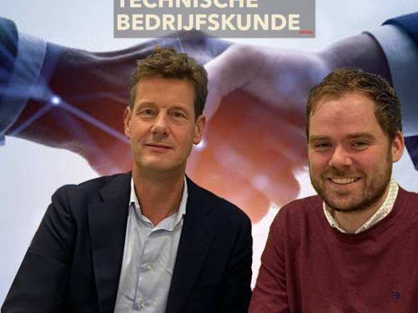 464931 Frank te Hennepe (directeur ARA) en Randy Berenbroek (teamleider HAN Technische Bedrijfskunde) hebben een handtekening gezet voor een langdurige en nauwe samenwerking.
