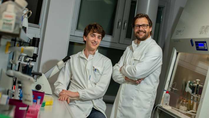 1a346598-5974-11ee-b892-024215b4a989 Bart Smeets en David van de Klashorst werken in HAN BioCentre aan het kweken van mini-niertjes om ziektes in de nieren mee te kunnen onderzoeken.