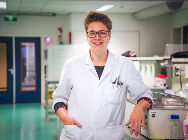 Technisch Onderwijs Assistent Ellen Roelofs in het Biologie en Medisch Laboratoriumonderzoek-lab van Academie Toegepaste Biowetenschappen en Chemie