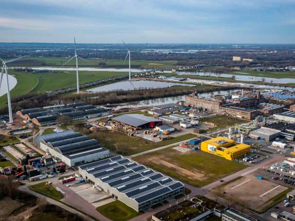 510433 Luchtfoto van Industriepark Kleefse Waard (IPKW) waar door de Academie Engineering en Automotive o.a. projecten met waterstof worden uitgevoerd. 