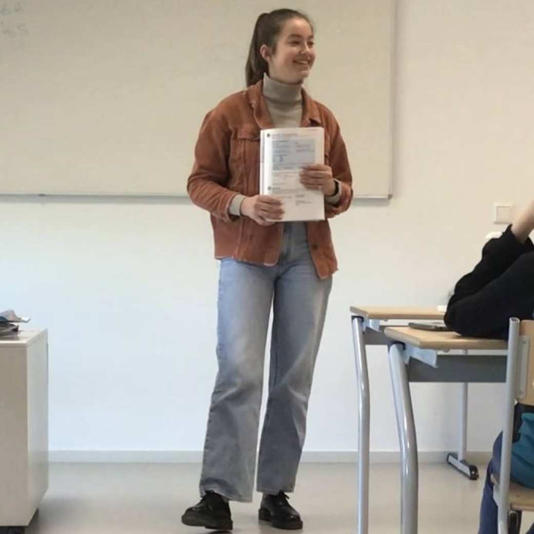 Eva, docent Duits in opleiding, staat met haar schrift in de hand voor de klas tijdens haar stage.