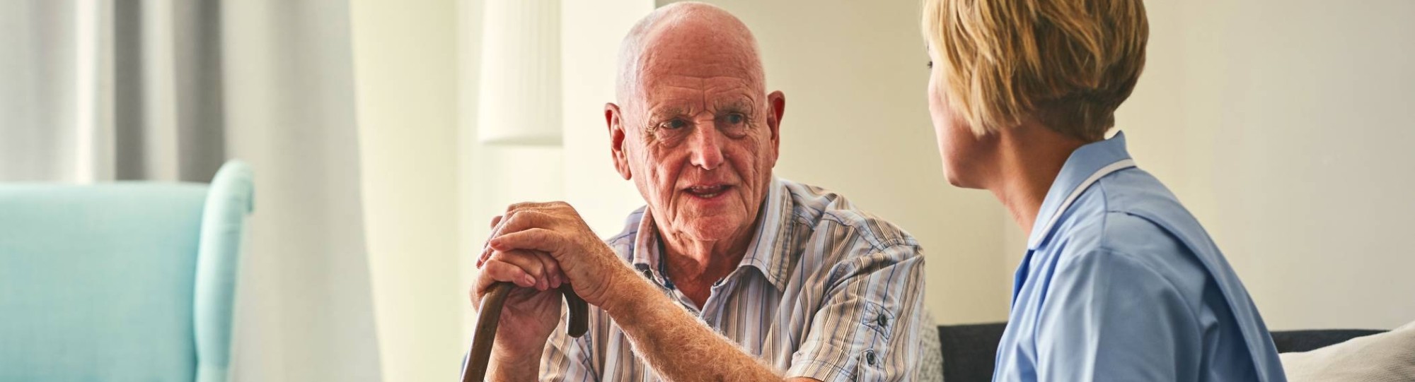 Medewerkster huisartsenzorg in gesprek met kwetsbare oudere over verbetering in de zorg