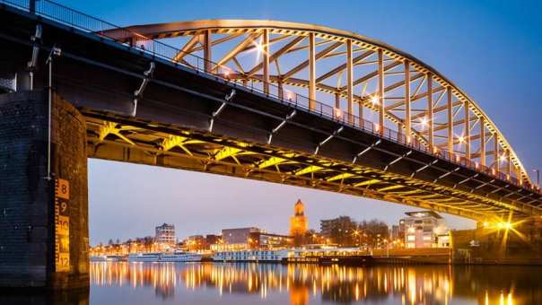 De brug van Arnhem in de avond