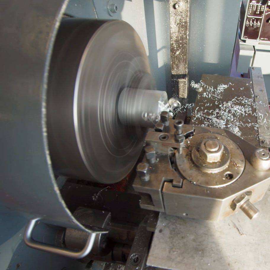 machine slijpt staal op werkbank