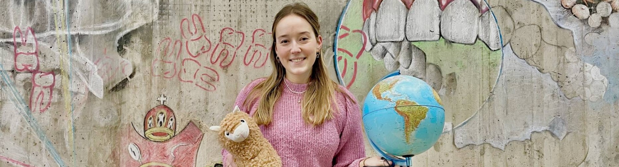 505769 Iris Klein. student Mondzorgkunde met een wereldbol en een knuffel van een lama in haar hand. 