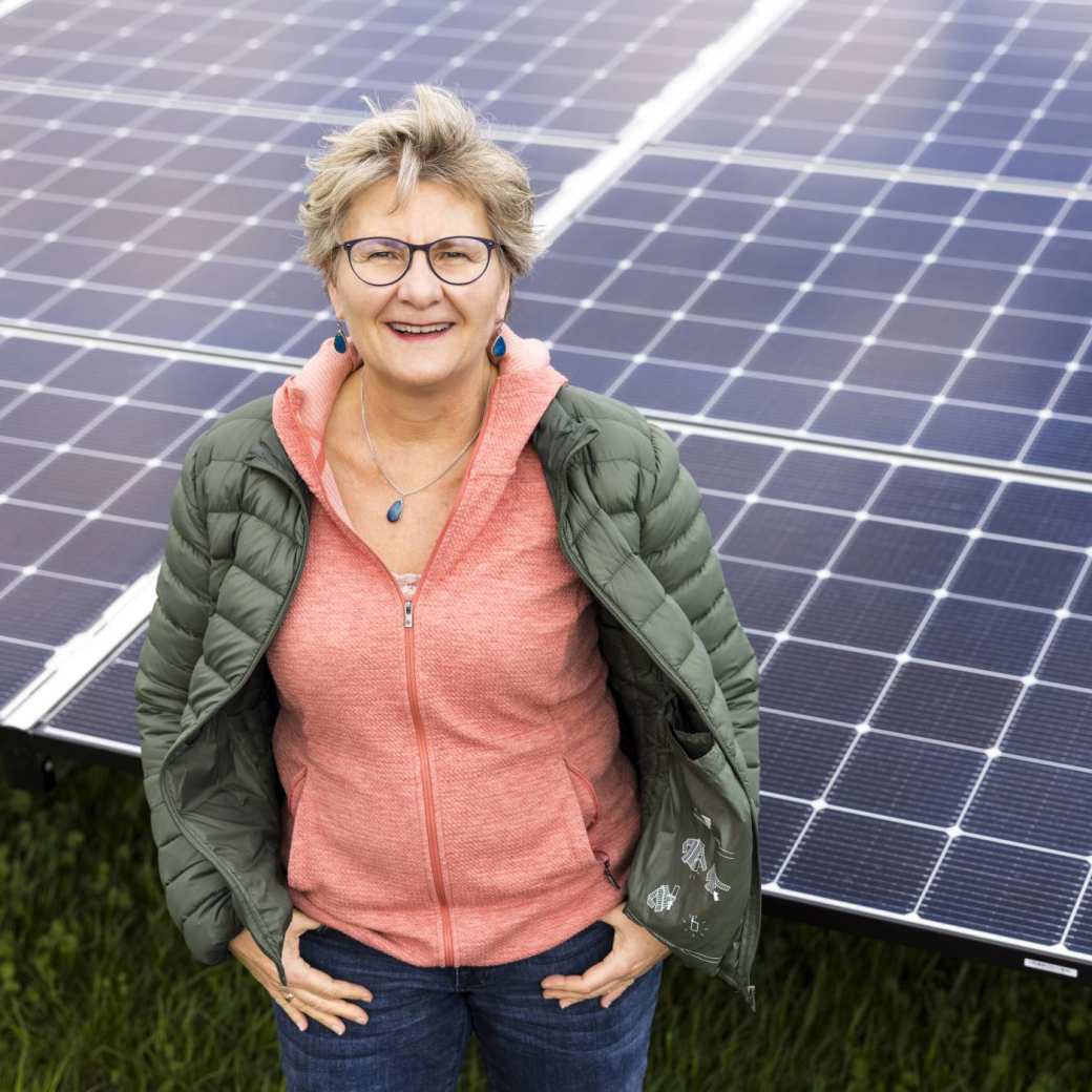 286304 Vrouw voor energiepanelen