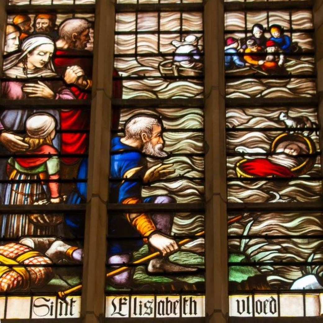 349354 een glas-in-lood raam van de herdenking van de Sint Elisabethsvloed. 