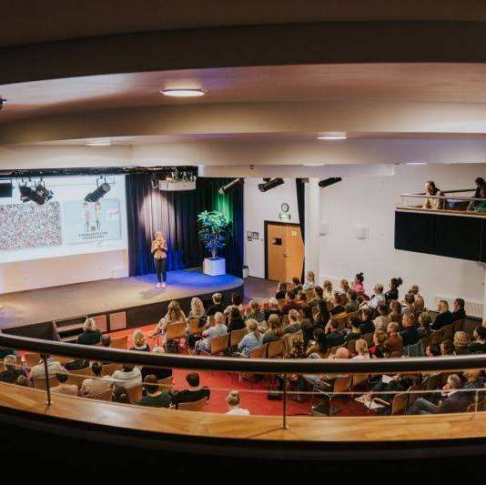 Lilian Vloet, lector Acute Intensieve Zorg, HAN, en Hester Vermeulen, hoogleraar IQ healtcare, Radboudumc, openen het verpleegkundig congres Over de Bogen