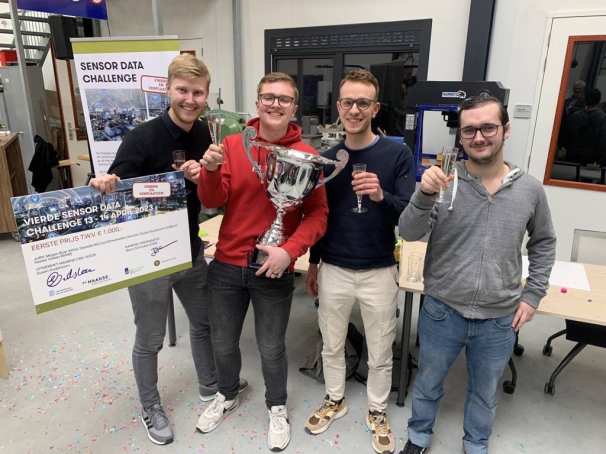 Foto van de winnaars van de Sensor Data Challenge 2023. Van links naar rechts Thomas Lautenbach, Jordi Pluk, András Ligeti en Vincent de Man. 