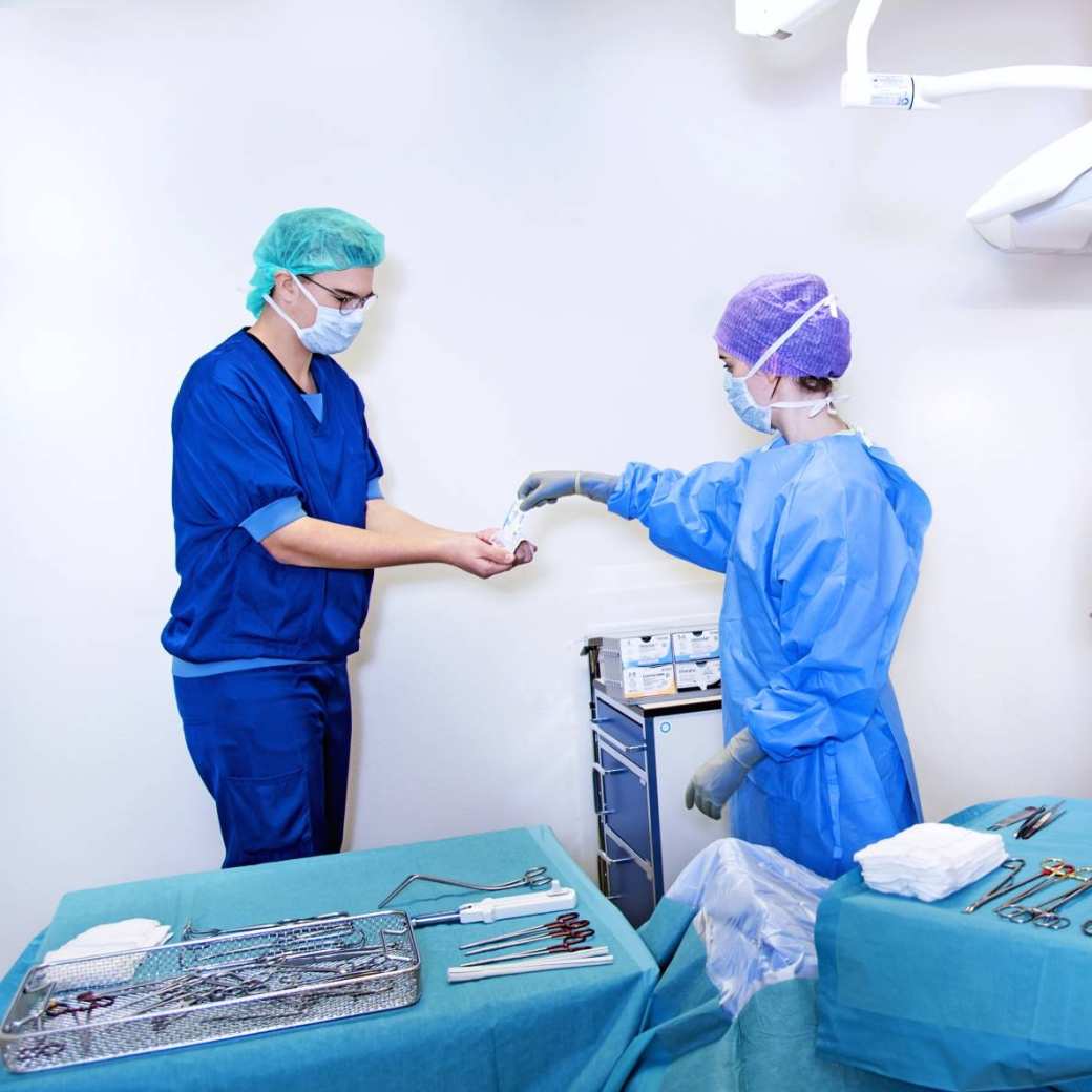 215641 Medische Hulpverlening studenten oefenen als operatieassistent in de operatiekamer