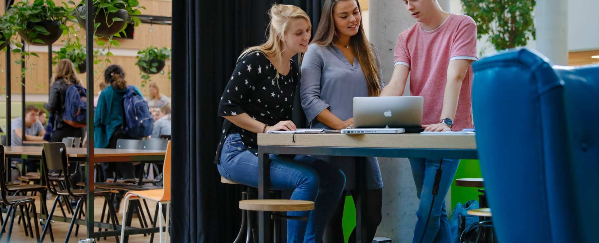 studenten aan tafel met laptop